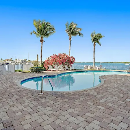 Oceanfront Luxury Condo! Mins To Beach! Rum Bar Next Door! St. Petersburg Exterior photo
