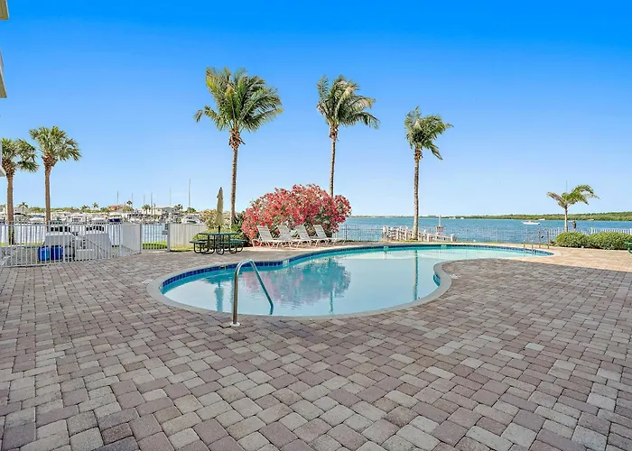 Oceanfront Luxury Condo! Mins To Beach! Rum Bar Next Door!
