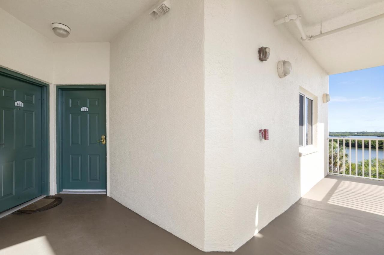 Apartment Oceanfront Luxury Condo! Mins To Beach! Bar Next Door! St. Petersburg