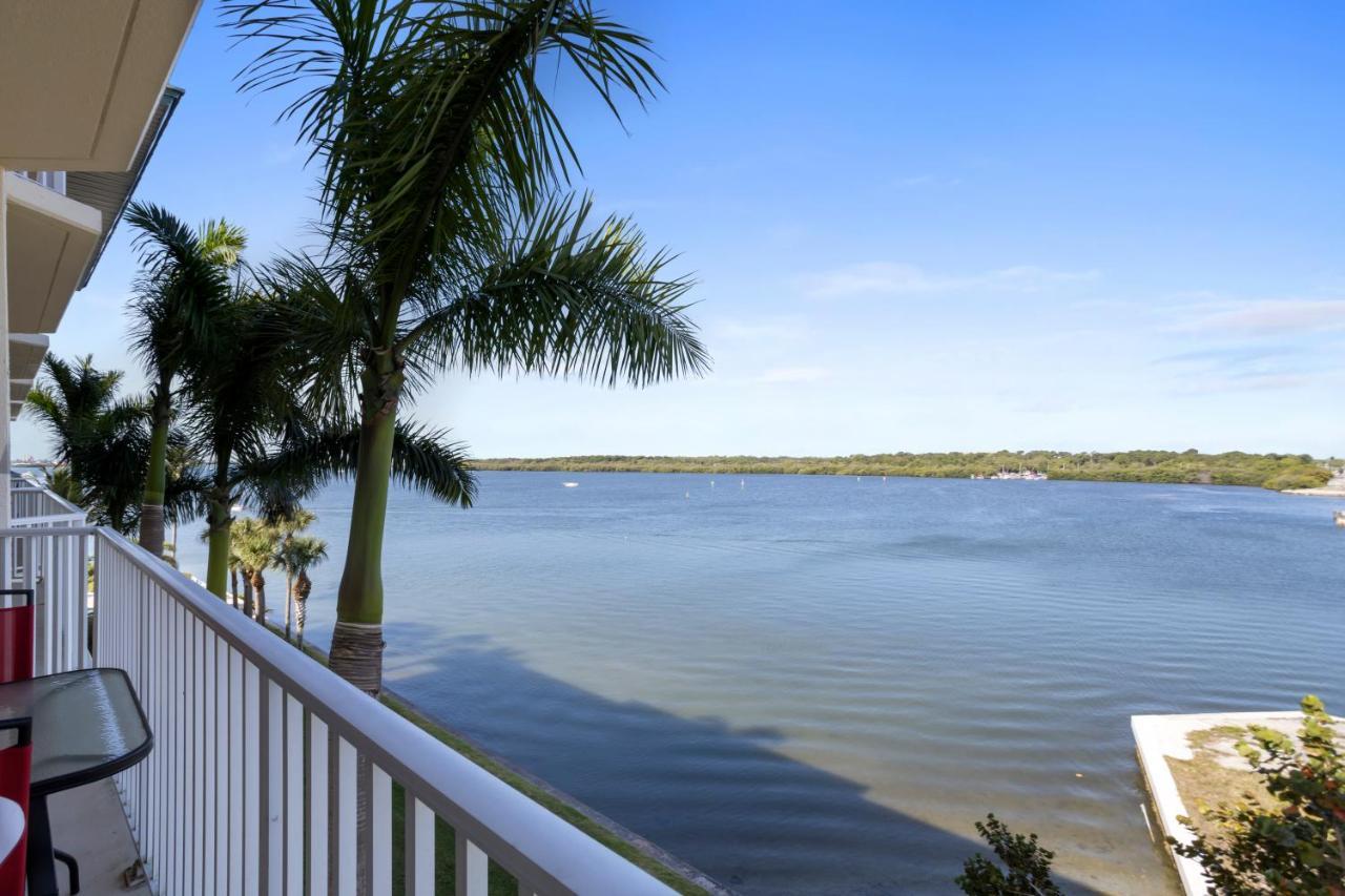 Oceanfront Luxury Condo! Mins To Beach! Bar Next Door! *