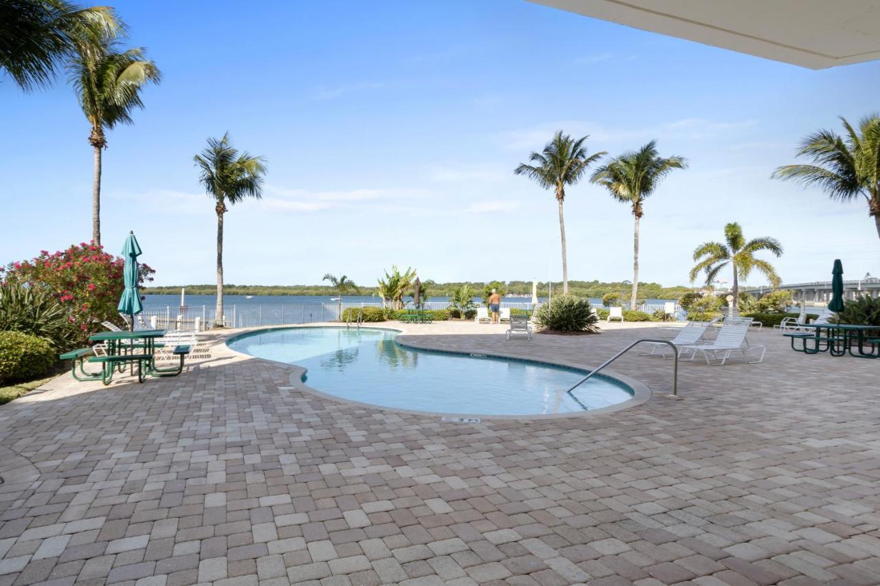 Oceanfront Luxury Condo! Mins To Beach! Bar Next Door! * St. Petersburg