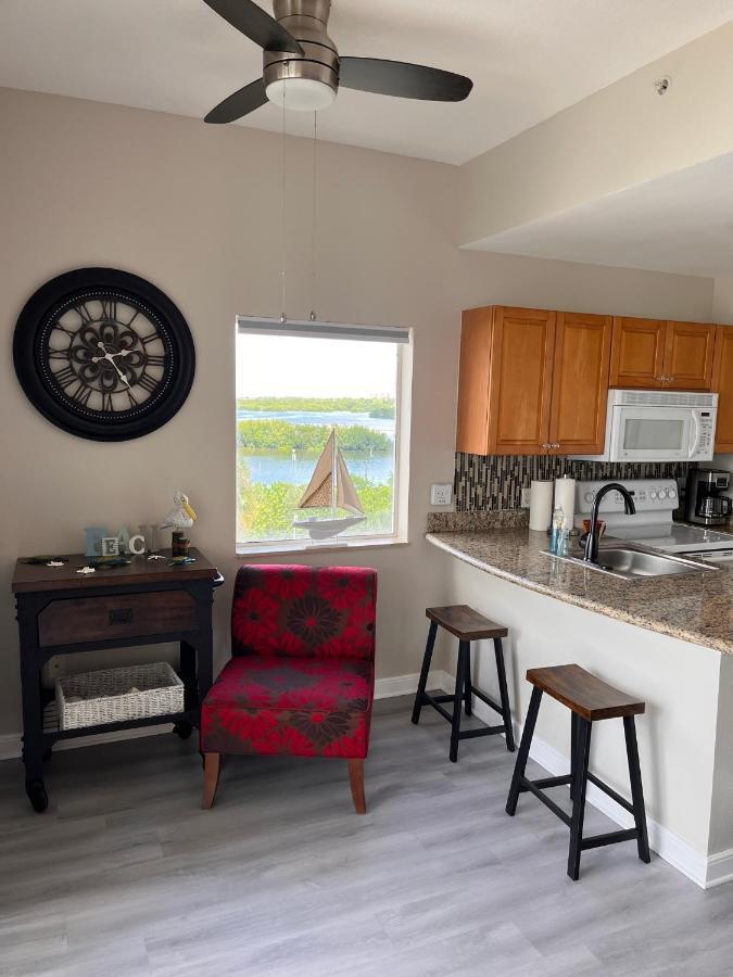 Oceanfront Luxury Condo! Mins To Beach! Bar Next Door! Apartment St. Petersburg