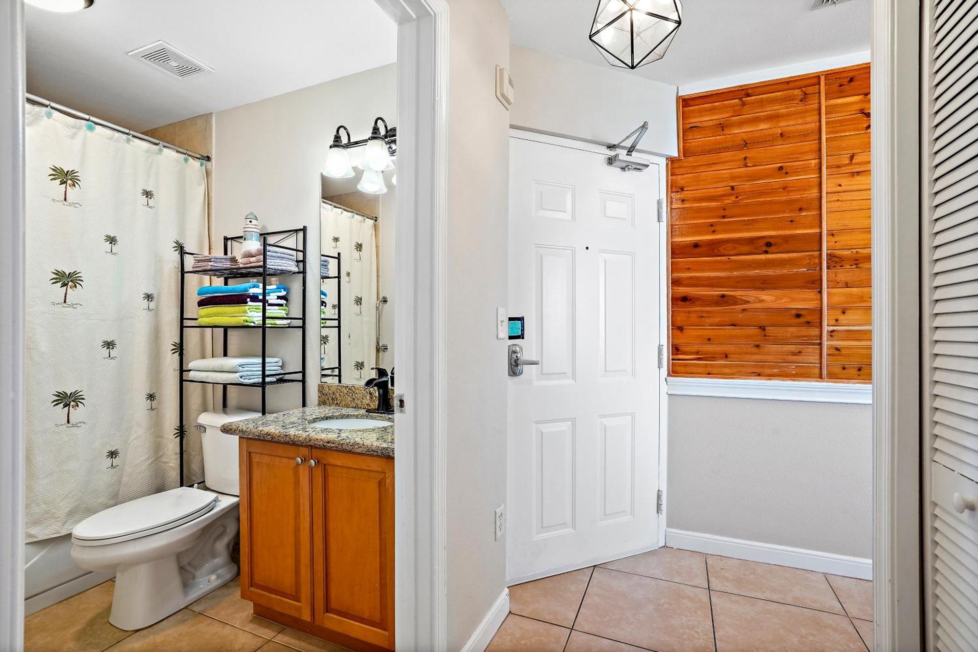 Oceanfront Luxury Condo! Mins To Beach! Bar Next Door! St. Petersburg