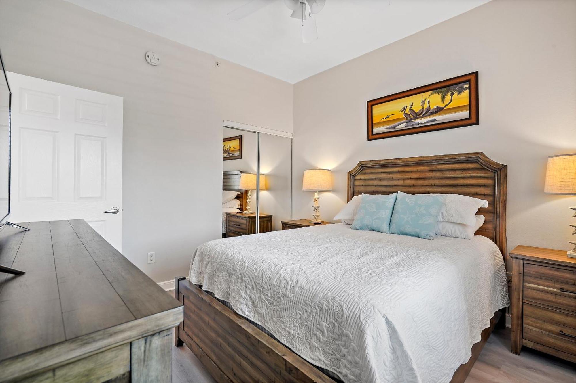 Oceanfront Luxury Condo! Mins To Beach! Bar Next Door! Apartment St. Petersburg