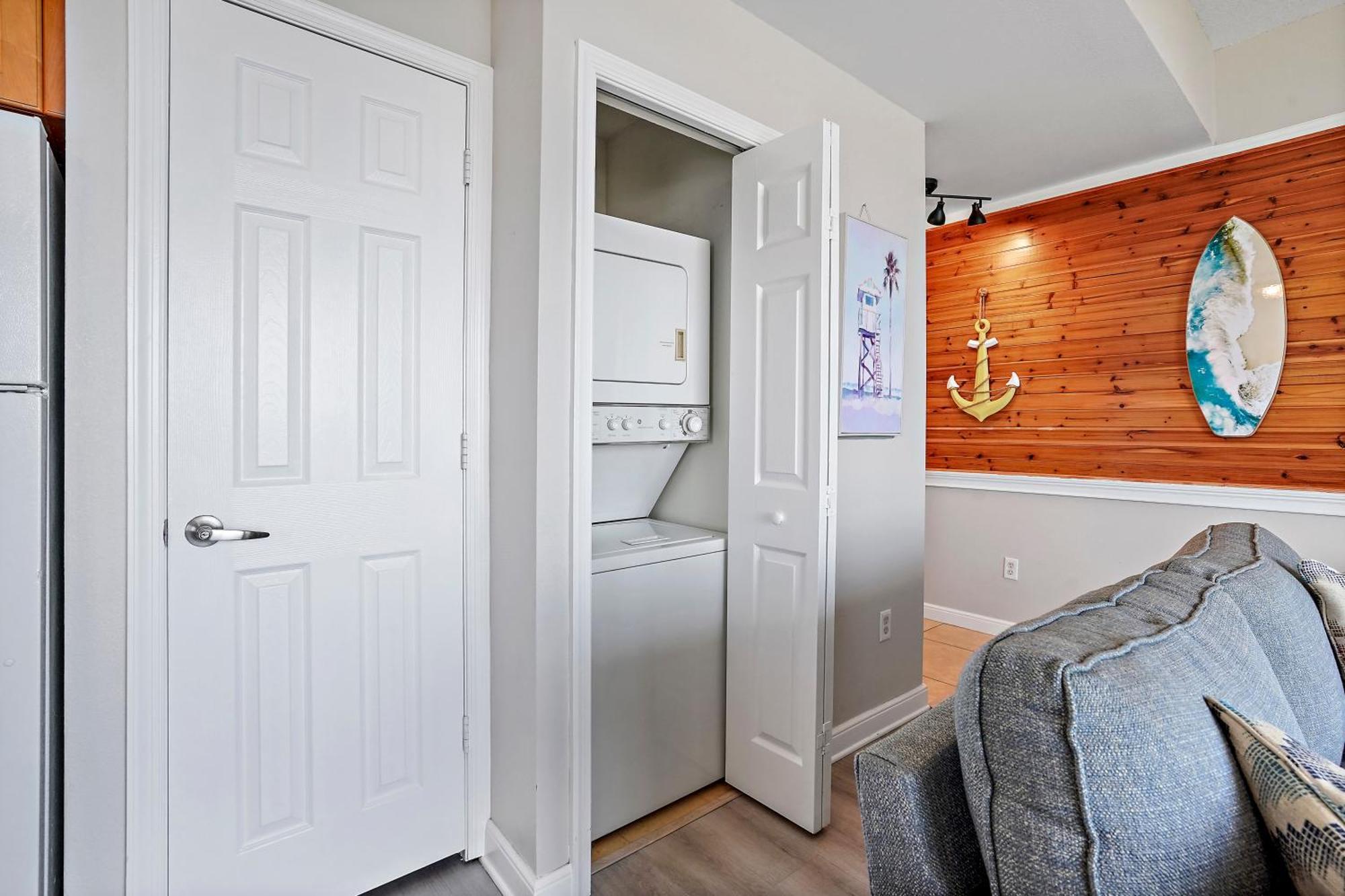 Oceanfront Luxury Condo! Mins To Beach! Bar Next Door! Apartment St. Petersburg