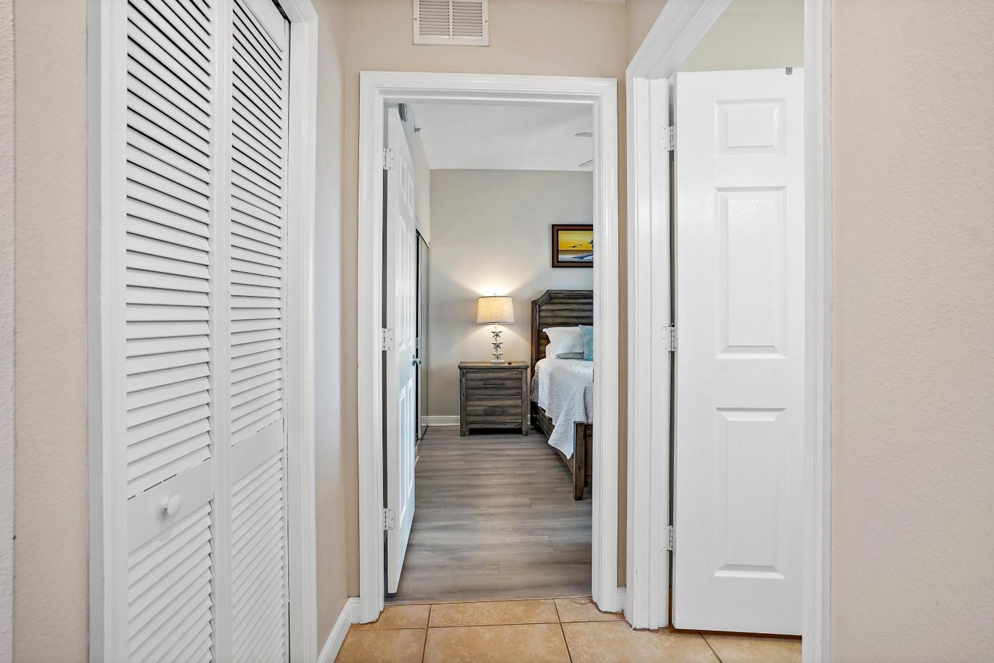 Apartment Oceanfront Luxury Condo! Mins To Beach! Bar Next Door! St. Petersburg