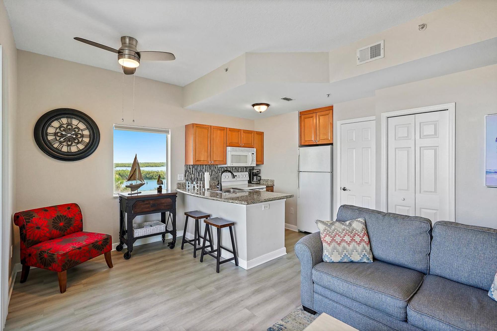 Apartment Oceanfront Luxury Condo! Mins To Beach! Bar Next Door! St. Petersburg