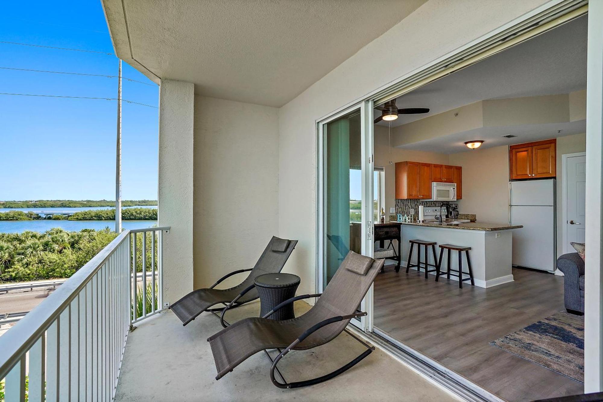 Oceanfront Luxury Condo! Mins To Beach! Bar Next Door! Apartment St. Petersburg