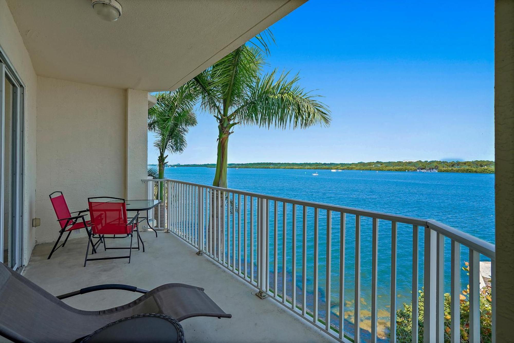 Oceanfront Luxury Condo! Mins To Beach! Bar Next Door! Apartment St. Petersburg