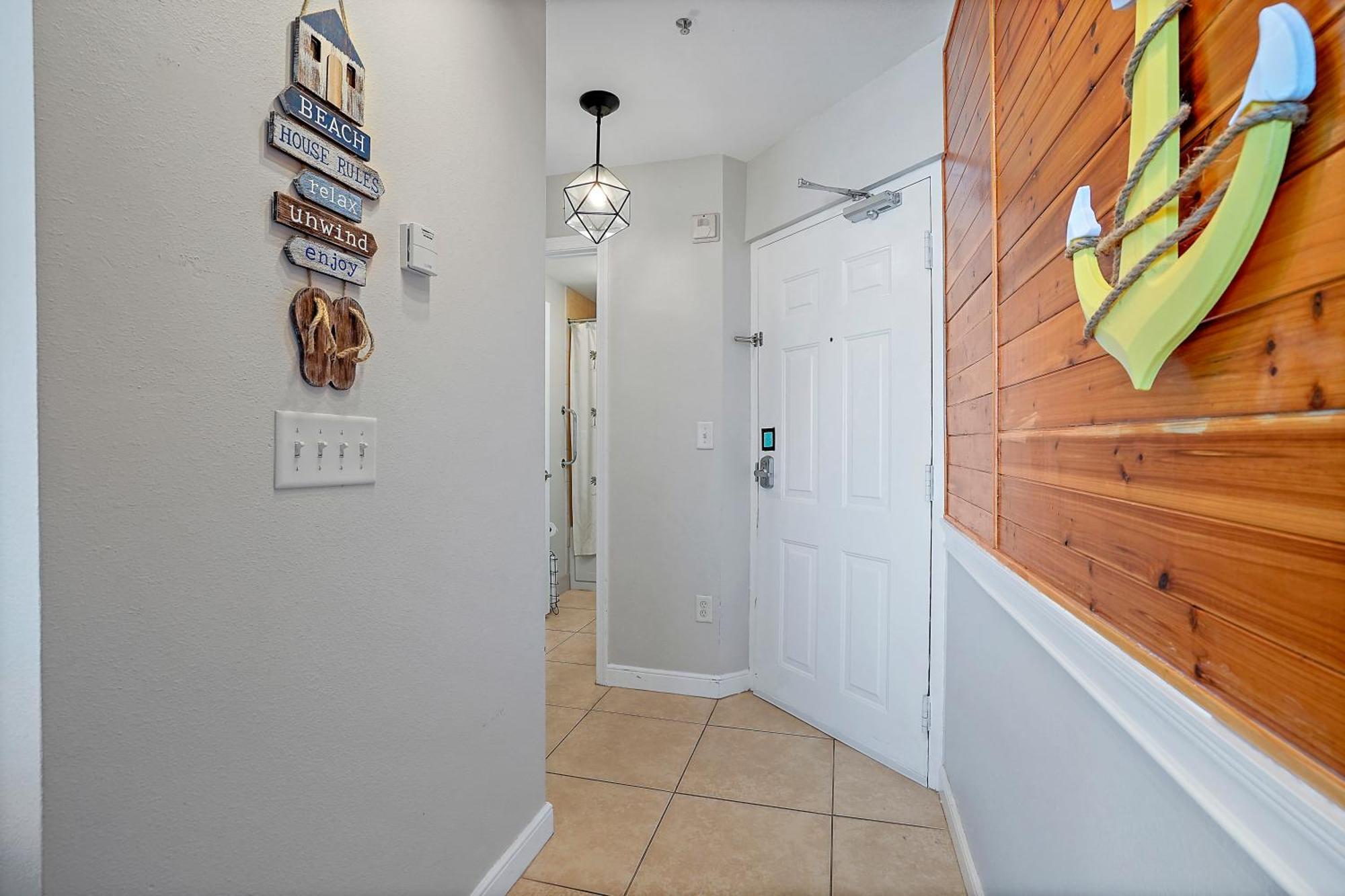 Oceanfront Luxury Condo! Mins To Beach! Bar Next Door! *