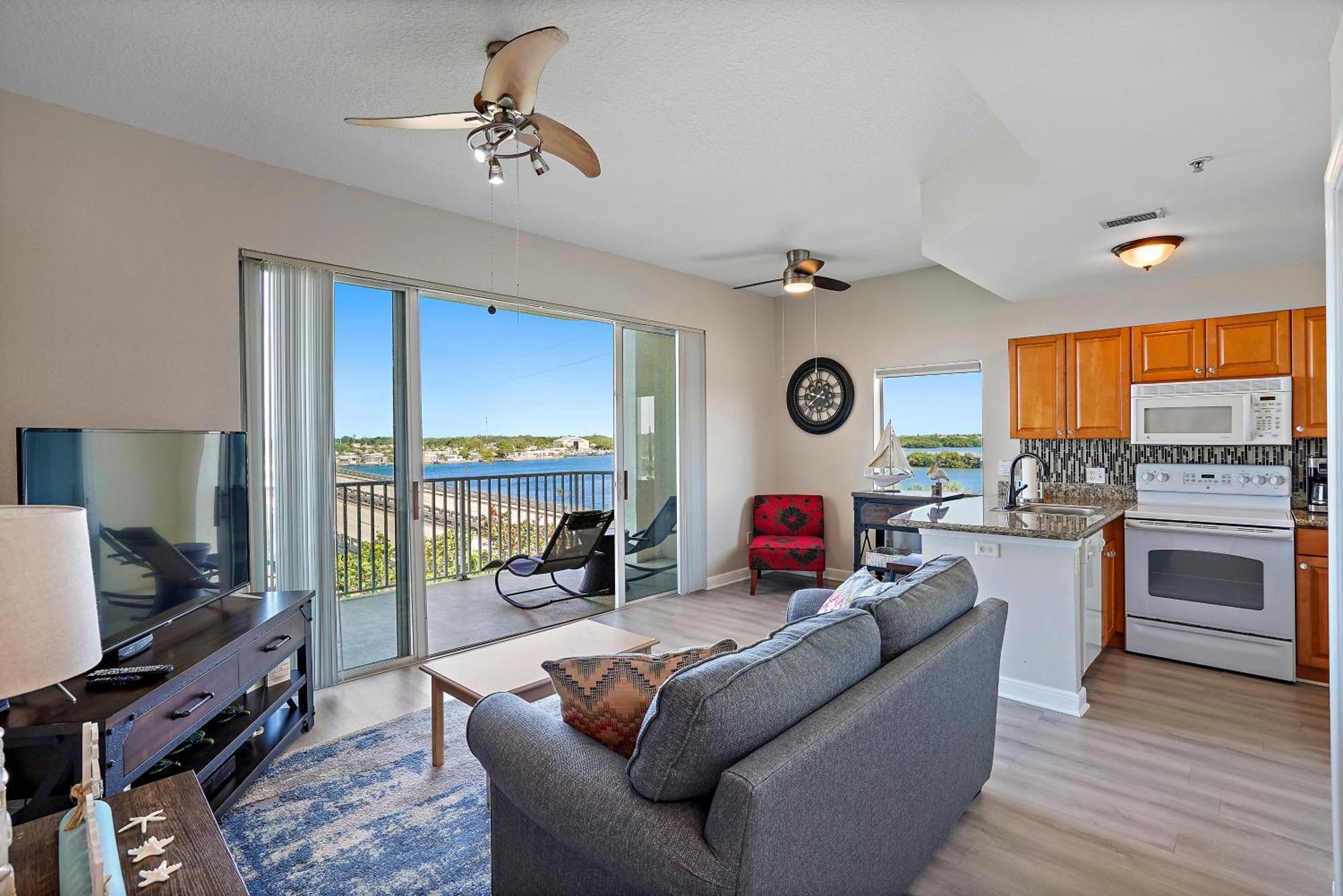Oceanfront Luxury Condo! Mins To Beach! Bar Next Door! Apartment St. Petersburg