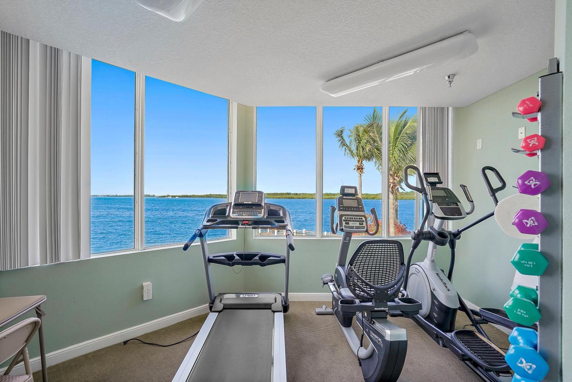 Oceanfront Luxury Condo! Mins To Beach! Bar Next Door! Apartment St. Petersburg