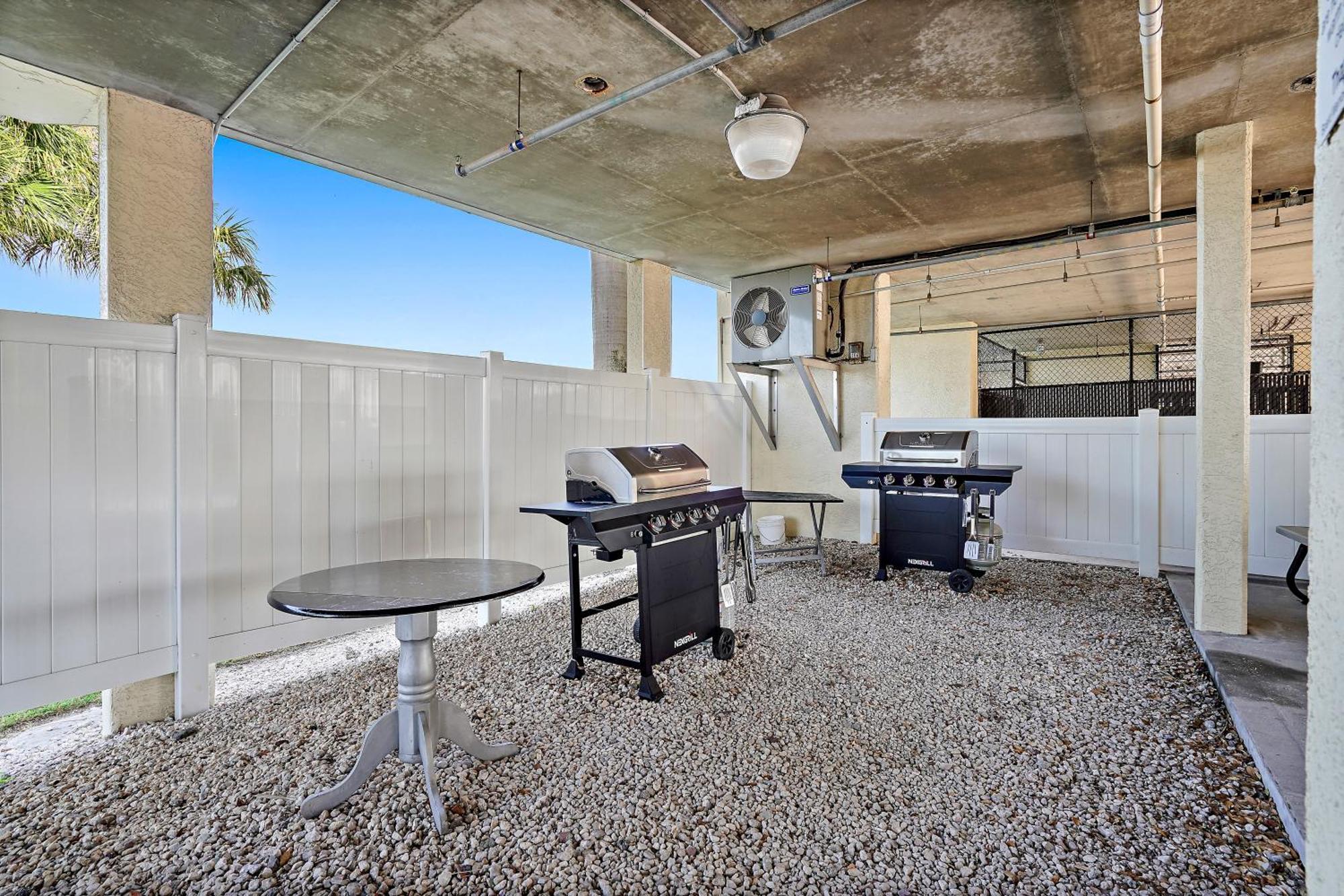 Oceanfront Luxury Condo! Mins To Beach! Bar Next Door! St. Petersburg