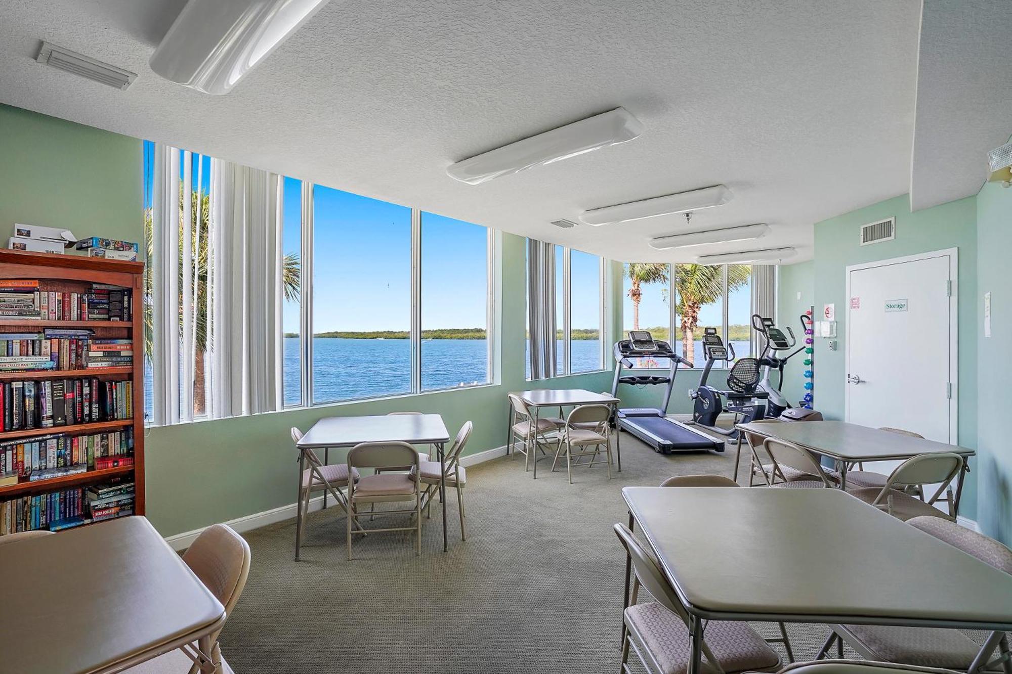 Apartment Oceanfront Luxury Condo! Mins To Beach! Bar Next Door!