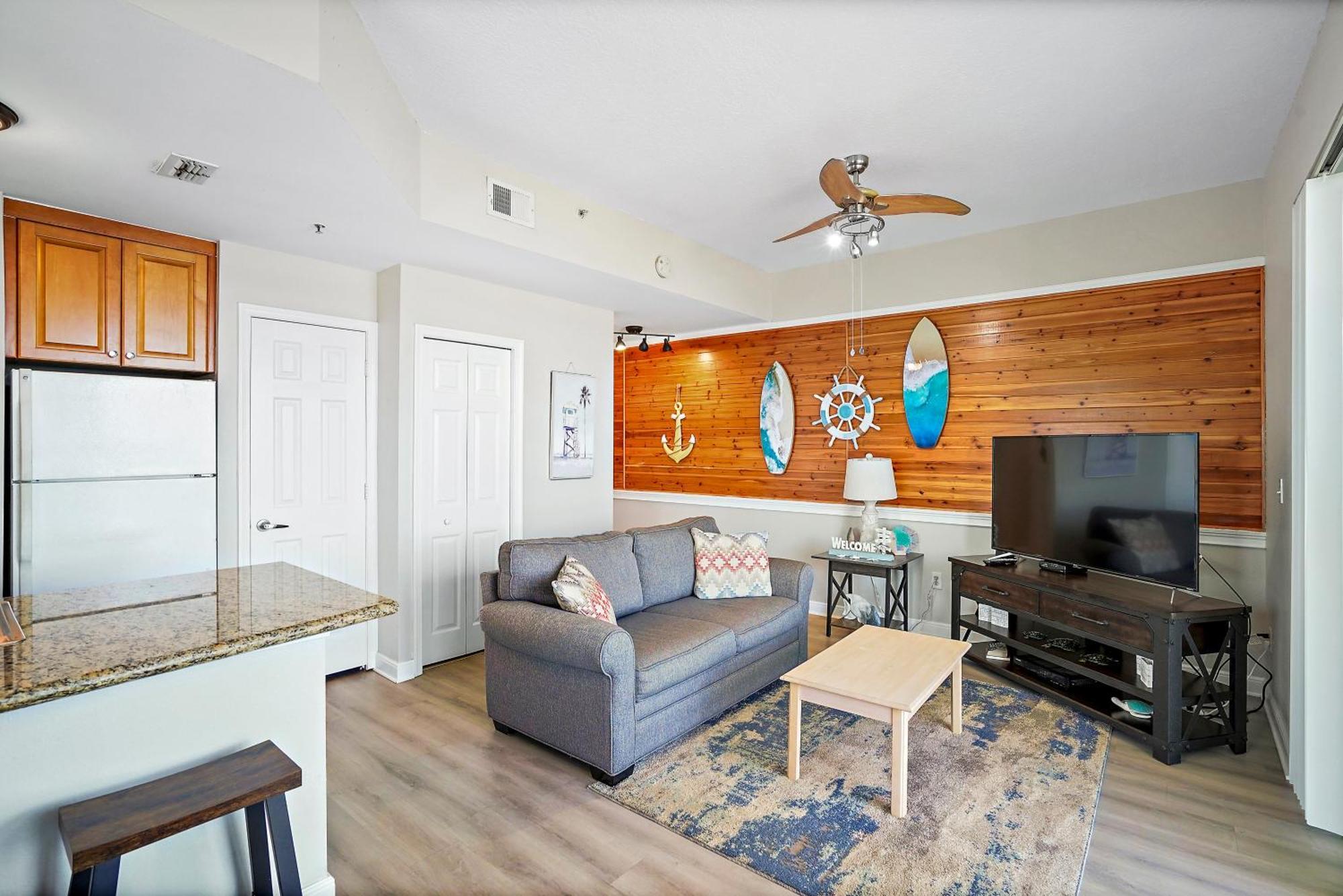 Oceanfront Luxury Condo! Mins To Beach! Bar Next Door! Apartment St. Petersburg