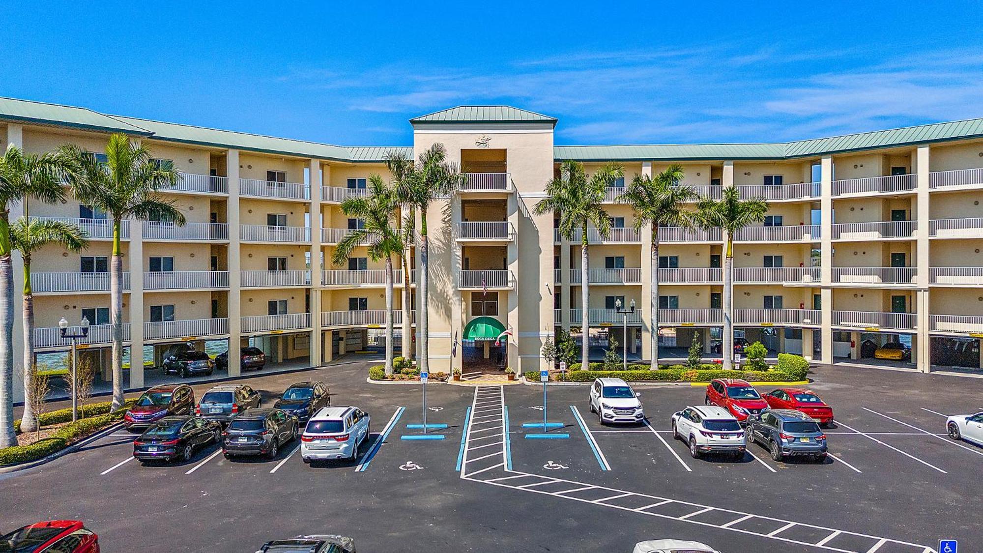 Oceanfront Luxury Condo! Mins To Beach! Bar Next Door! *