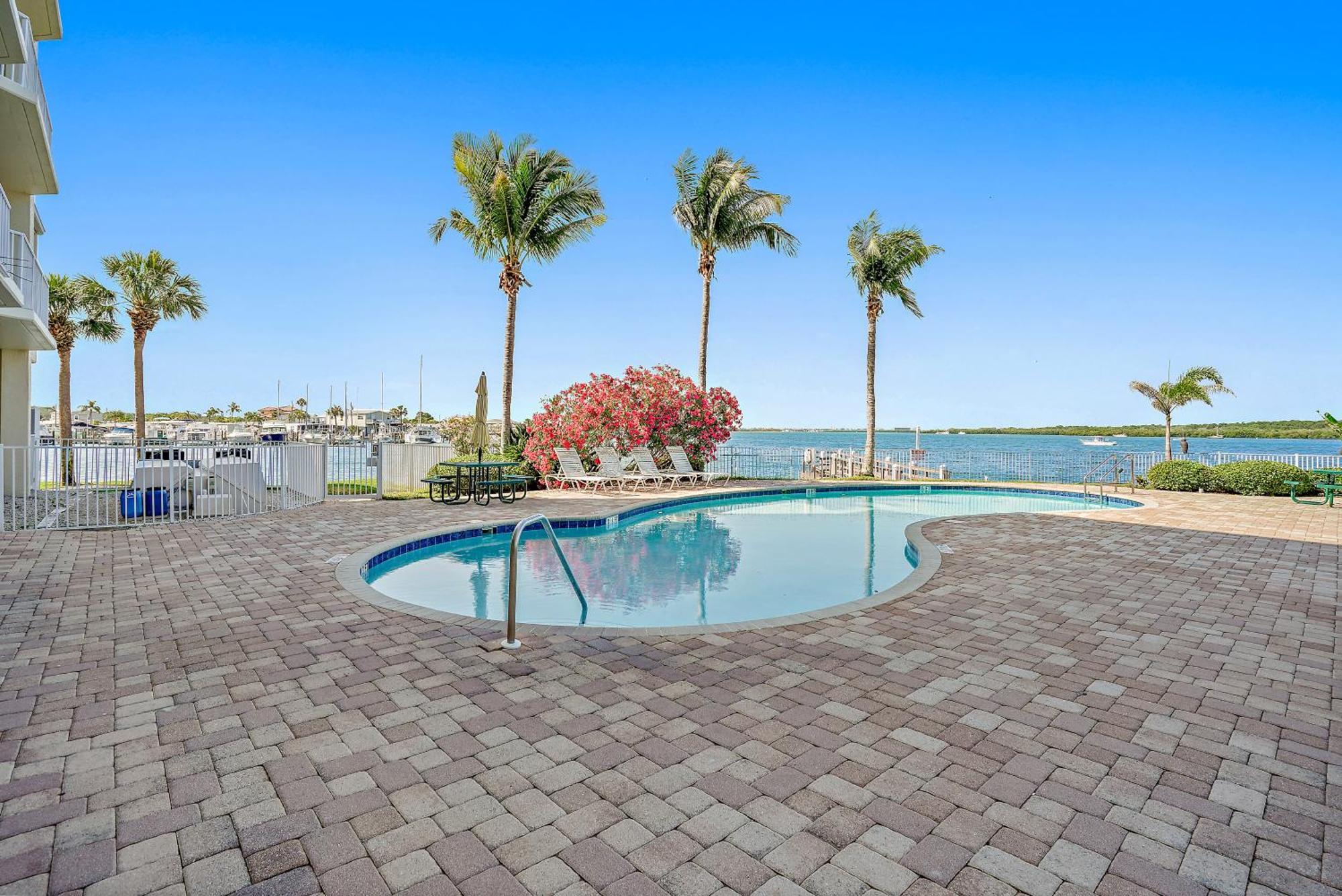 Oceanfront Luxury Condo! Mins To Beach! Bar Next Door! * St. Petersburg