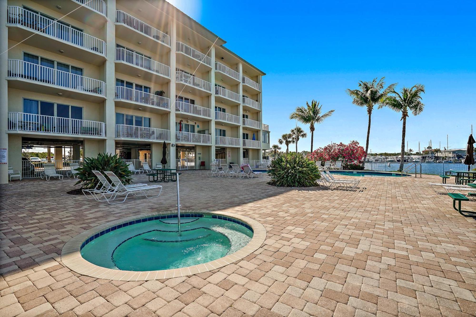 Oceanfront Luxury Condo! Mins To Beach! Bar Next Door! *